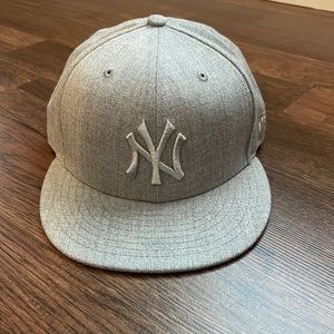 Gray/Silver new era 59Fifty New York Yankees Hat size 7 5/8.